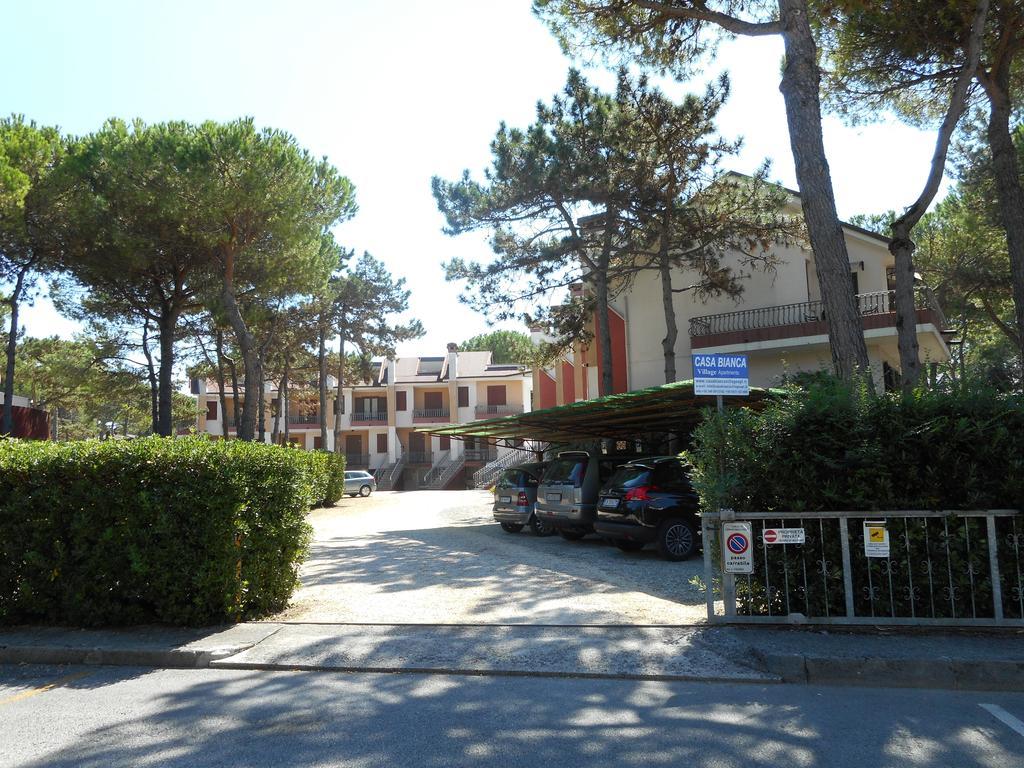 Casa Bianca Village Apartments Lignano Sabbiadoro Exterior photo